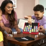 Mattel Games UNO Quatro Juego de Mesa Cuatro en Raya con fichas, +7 años (Mattel HPF82)