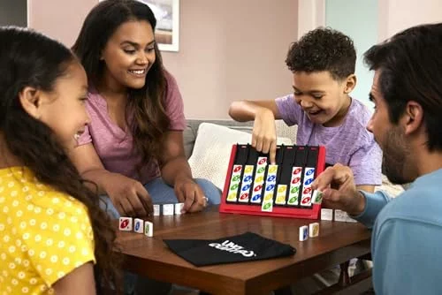 Mattel Games UNO Quatro Juego de Mesa Cuatro en Raya con fichas, +7 años (Mattel HPF82)