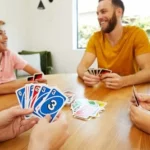 Mattel Games UNO Deluxe juego de cartas en caja metálica