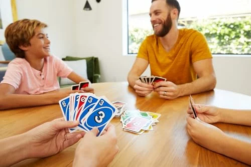 Mattel Games UNO Deluxe juego de cartas en caja metálica